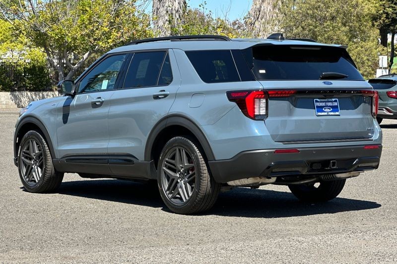 Ford Explorer Vehicle Full-screen Gallery Image 05