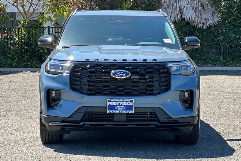 Ford Explorer Vehicle Full-screen Gallery Image 08