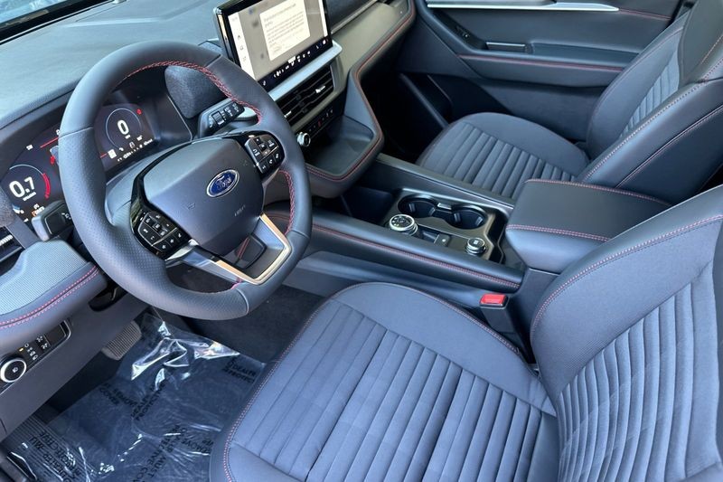 Ford Explorer Vehicle Full-screen Gallery Image 09