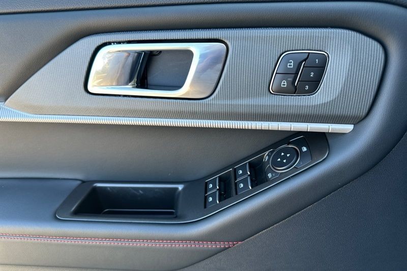 Ford Explorer Vehicle Full-screen Gallery Image 10