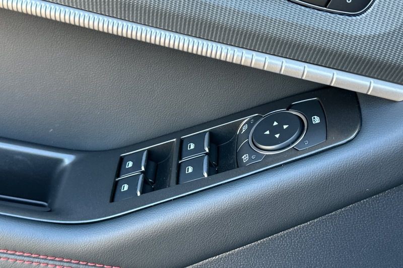 Ford Explorer Vehicle Full-screen Gallery Image 11