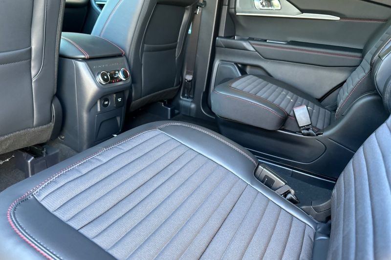 Ford Explorer Vehicle Full-screen Gallery Image 12