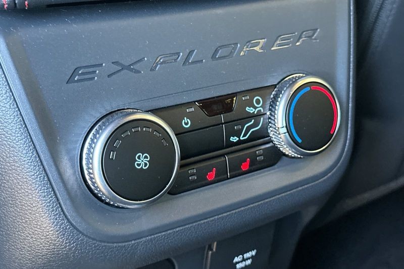 Ford Explorer Vehicle Full-screen Gallery Image 13