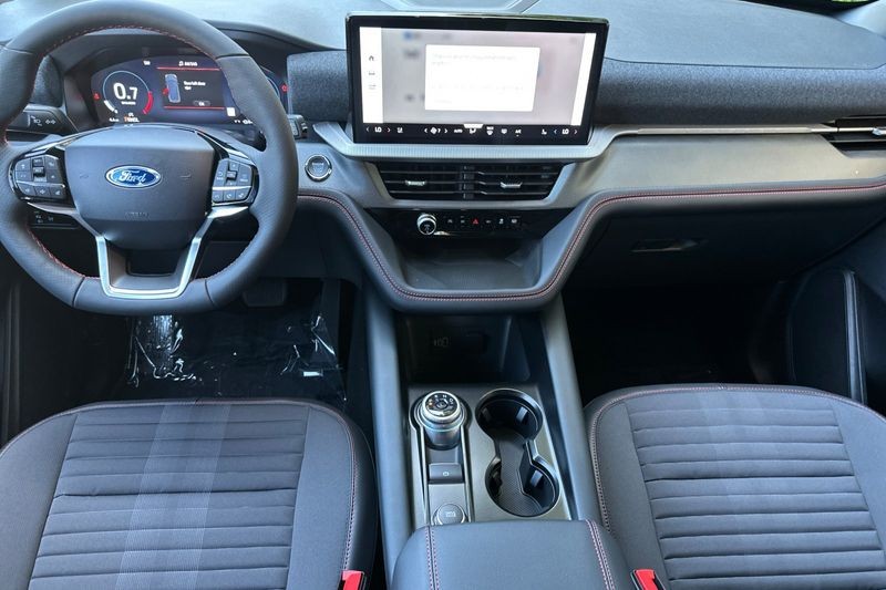 Ford Explorer Vehicle Full-screen Gallery Image 14