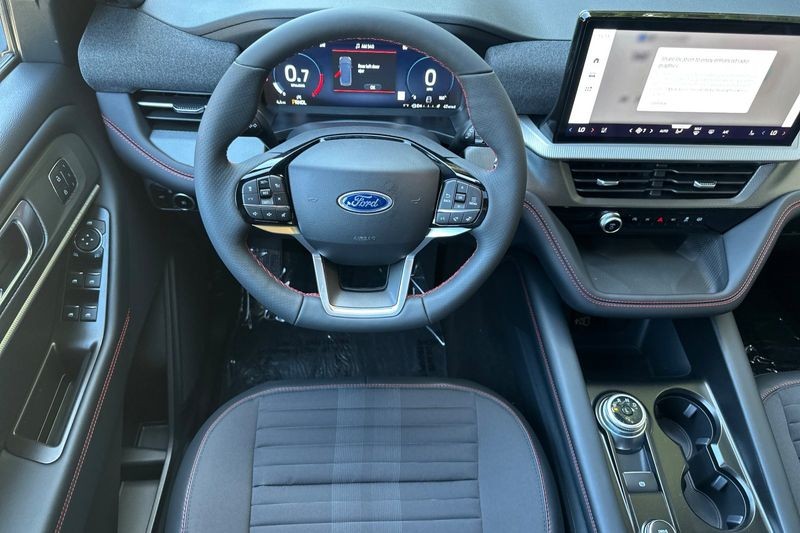 Ford Explorer Vehicle Full-screen Gallery Image 15