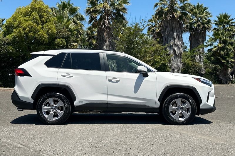 Toyota RAV4 Hybrid Vehicle Full-screen Gallery Image 02