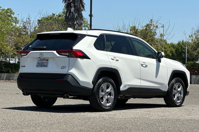 Toyota RAV4 Hybrid Vehicle Full-screen Gallery Image 03