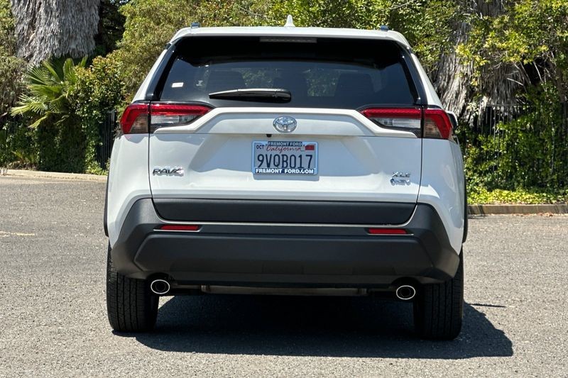 Toyota RAV4 Hybrid Vehicle Full-screen Gallery Image 04