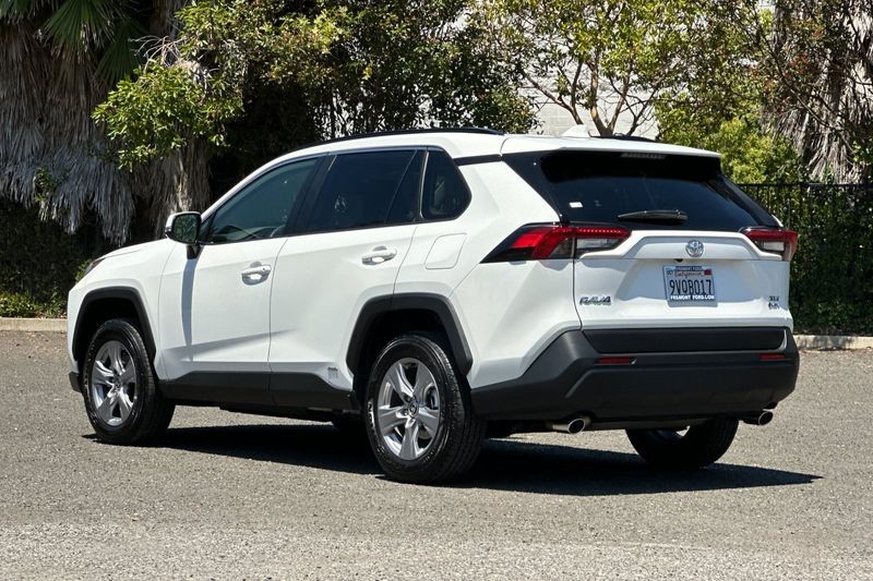 Toyota RAV4 Hybrid Vehicle Full-screen Gallery Image 05