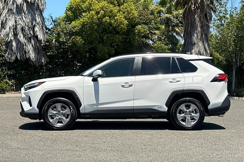 Toyota RAV4 Hybrid Vehicle Full-screen Gallery Image 07