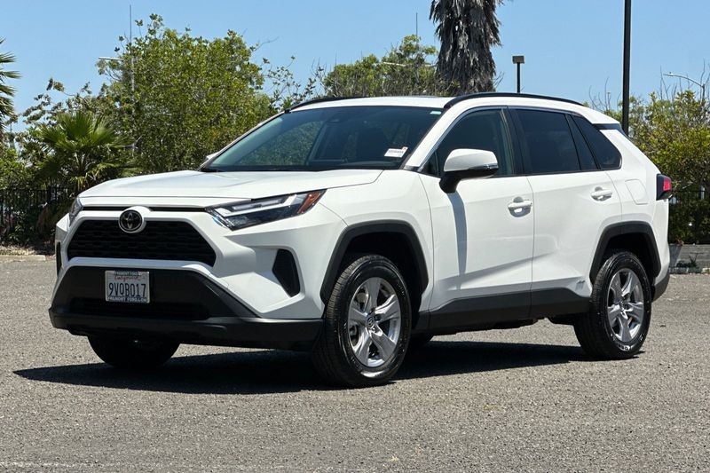 Toyota RAV4 Hybrid Vehicle Full-screen Gallery Image 08