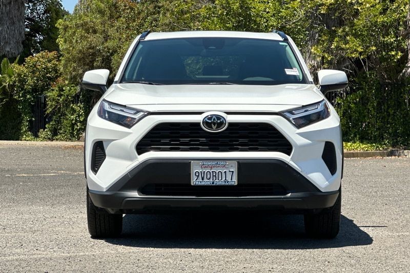 Toyota RAV4 Hybrid Vehicle Full-screen Gallery Image 09