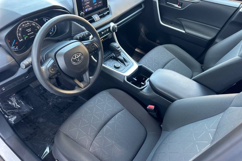 Toyota RAV4 Hybrid Vehicle Full-screen Gallery Image 10