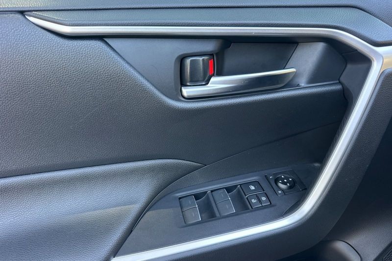 Toyota RAV4 Hybrid Vehicle Full-screen Gallery Image 11