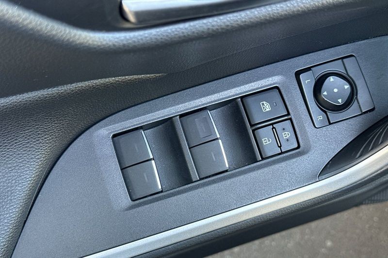 Toyota RAV4 Hybrid Vehicle Full-screen Gallery Image 12