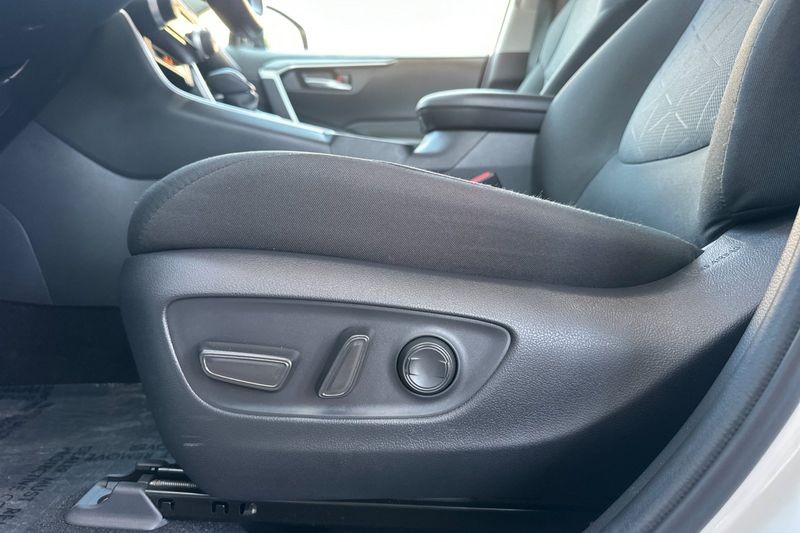 Toyota RAV4 Hybrid Vehicle Full-screen Gallery Image 13