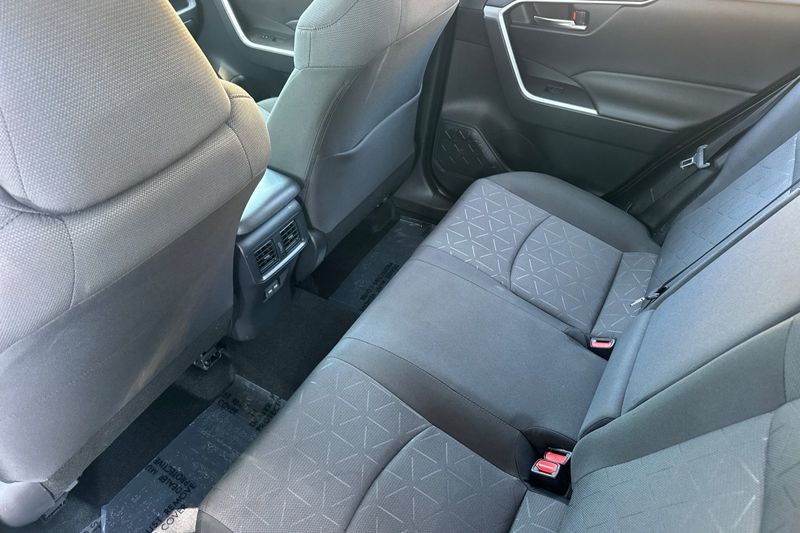 Toyota RAV4 Hybrid Vehicle Full-screen Gallery Image 14