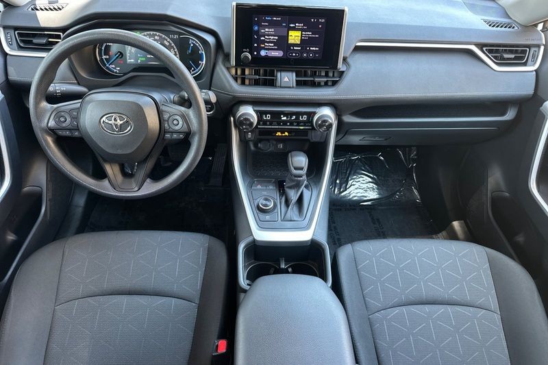 Toyota RAV4 Hybrid Vehicle Full-screen Gallery Image 15