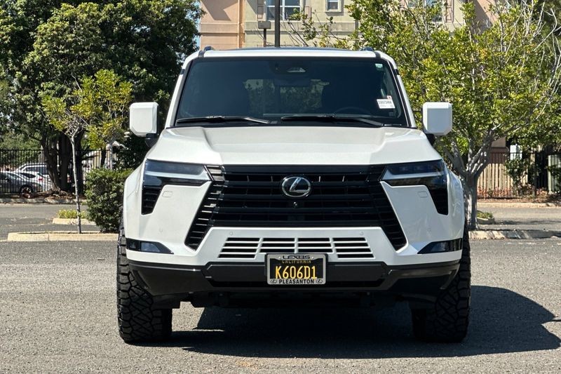 Lexus GX Vehicle Full-screen Gallery Image 09