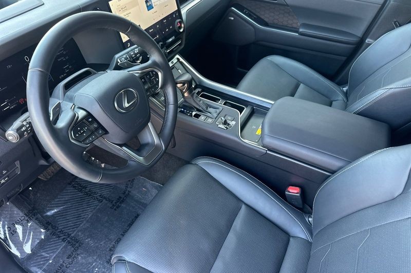 Lexus GX Vehicle Full-screen Gallery Image 10