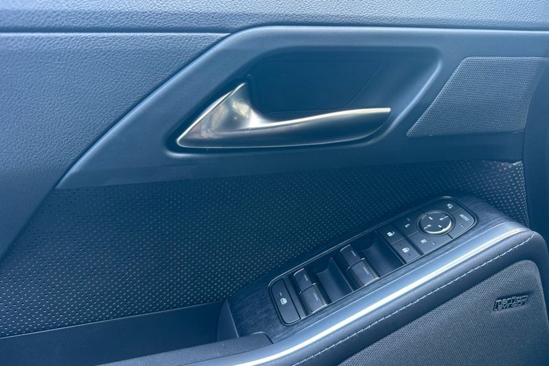 Lexus GX Vehicle Full-screen Gallery Image 11