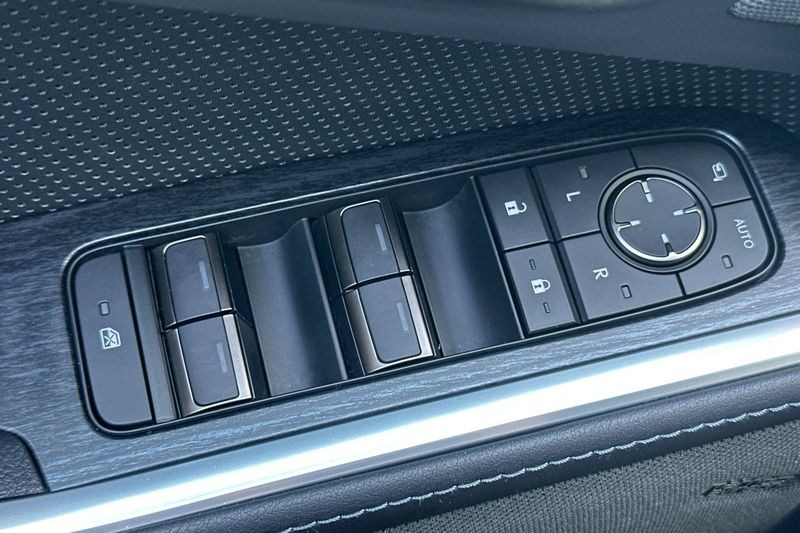 Lexus GX Vehicle Full-screen Gallery Image 12