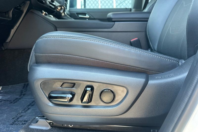 Lexus GX Vehicle Full-screen Gallery Image 13