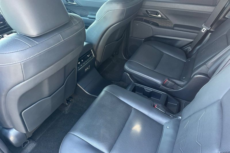 Lexus GX Vehicle Full-screen Gallery Image 14