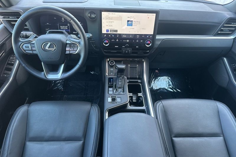 Lexus GX Vehicle Full-screen Gallery Image 15