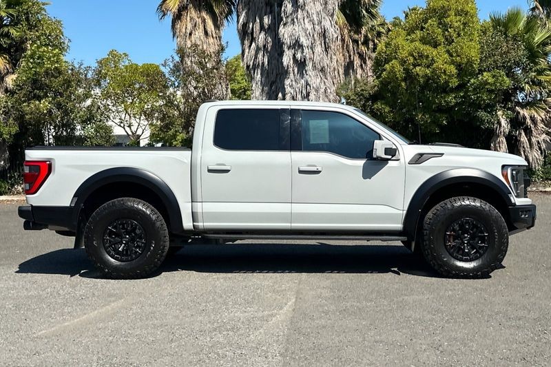 Ford F-150 Vehicle Full-screen Gallery Image 02