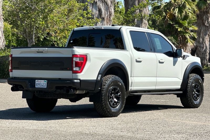 Ford F-150 Vehicle Full-screen Gallery Image 03