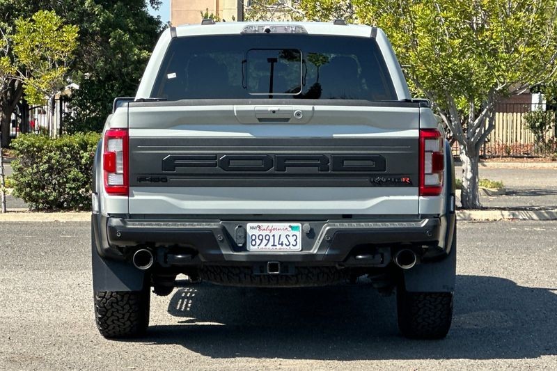 Ford F-150 Vehicle Full-screen Gallery Image 04