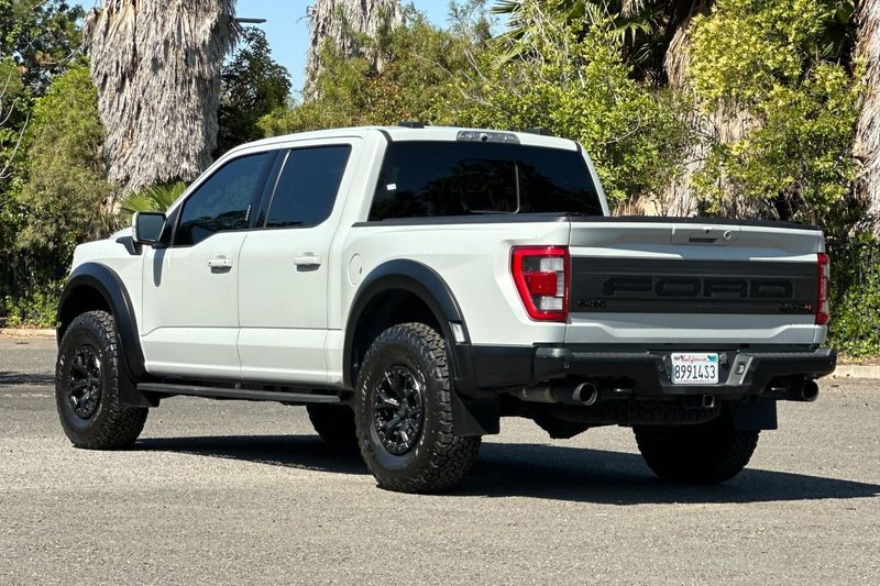 Ford F-150 Vehicle Full-screen Gallery Image 05