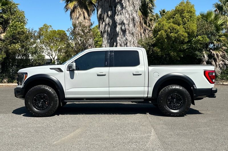 Ford F-150 Vehicle Full-screen Gallery Image 07