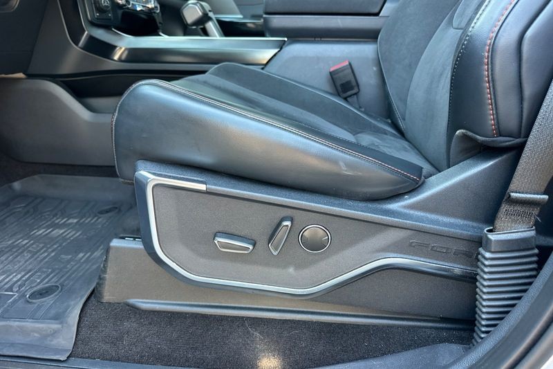 Ford F-150 Vehicle Full-screen Gallery Image 13