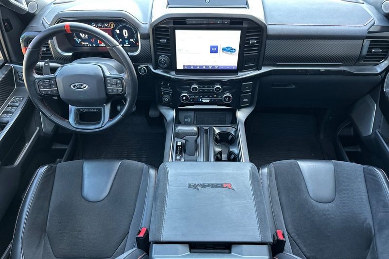 Ford F-150 Vehicle Full-screen Gallery Image 15