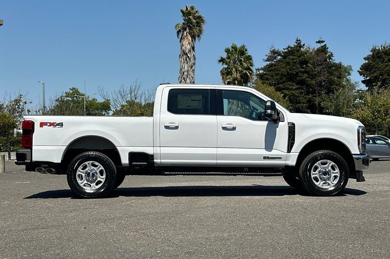 Ford F-250SD Vehicle Full-screen Gallery Image 02