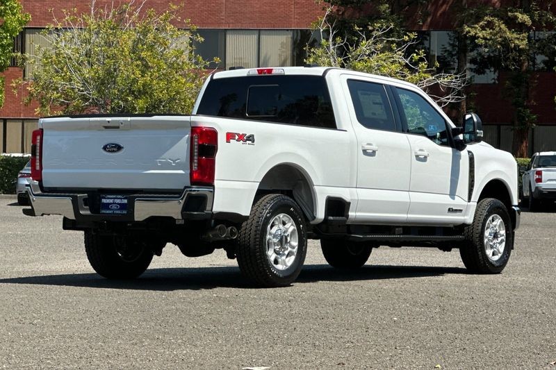 Ford F-250SD Vehicle Full-screen Gallery Image 03