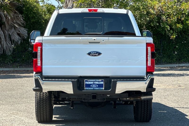 Ford F-250SD Vehicle Full-screen Gallery Image 04