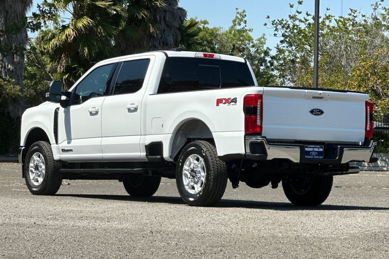 Ford F-250SD Vehicle Full-screen Gallery Image 05