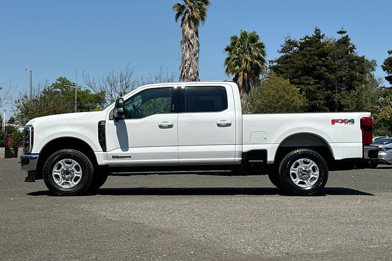 Ford F-250SD Vehicle Full-screen Gallery Image 06
