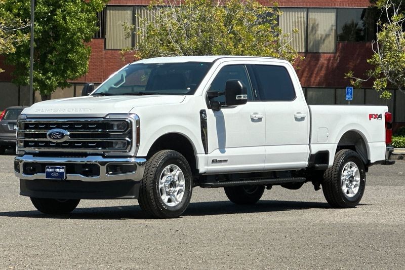 Ford F-250SD Vehicle Full-screen Gallery Image 07