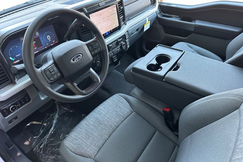 Ford F-250SD Vehicle Full-screen Gallery Image 09