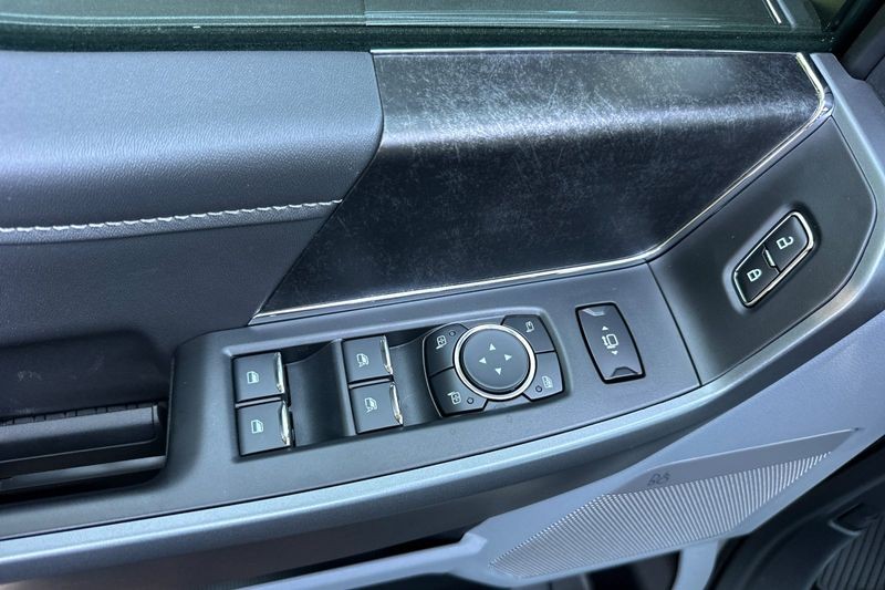 Ford F-250SD Vehicle Full-screen Gallery Image 10