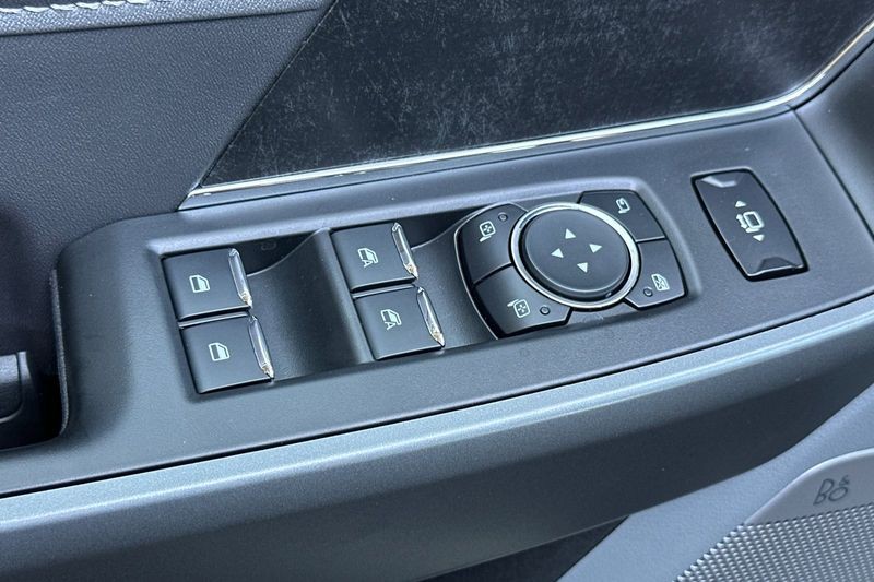Ford F-250SD Vehicle Full-screen Gallery Image 11