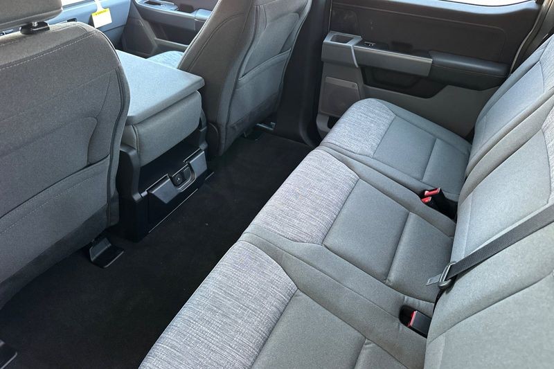 Ford F-250SD Vehicle Full-screen Gallery Image 12