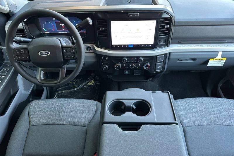 Ford F-250SD Vehicle Full-screen Gallery Image 14