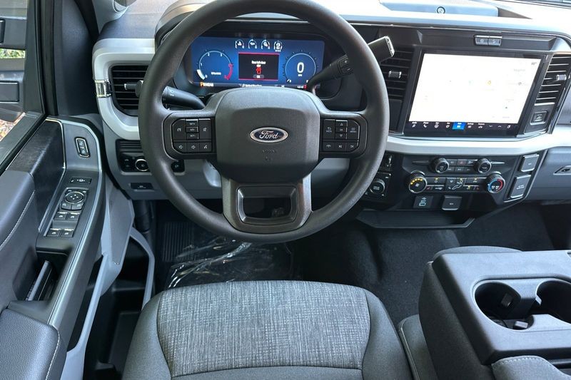 Ford F-250SD Vehicle Full-screen Gallery Image 15