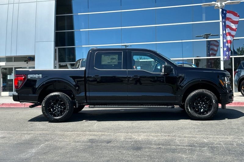 Ford F-150 Vehicle Full-screen Gallery Image 02