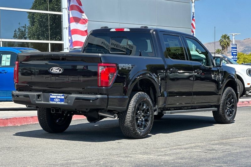 Ford F-150 Vehicle Full-screen Gallery Image 03